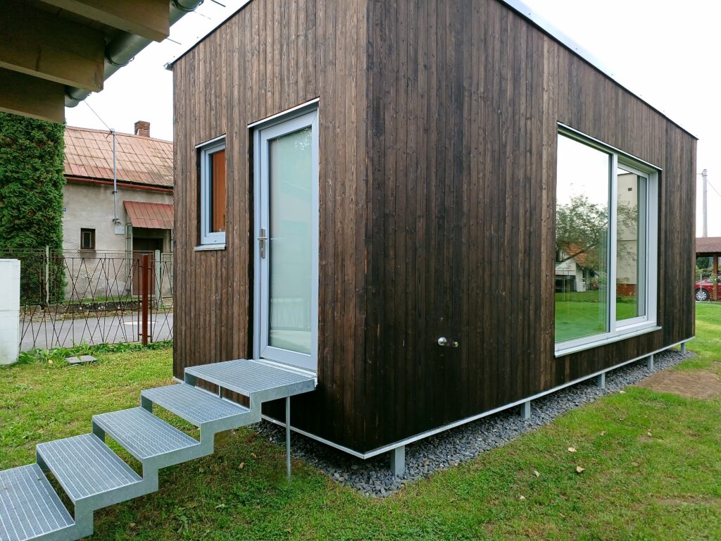 Realizace zahradního ateliéru: Kombinace ocelové konstrukce a opalovaného dřeva.