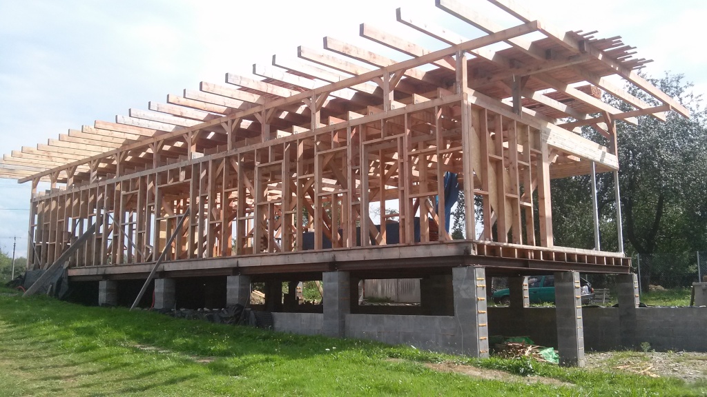 Projekt ve svahu: Dřevostavba na masivních betonových sloupech s podzemním suterénem. Stejně jako všechny naše předchozí stavby, i tento dům jsem od základů postavil jen s bráchou.