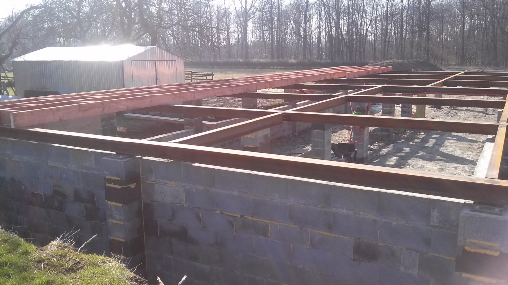 Technický základ celého projektu: masivní betonové patky a roznášecí ocelový rošt z profilů HEA, na kterém vše stojí.
