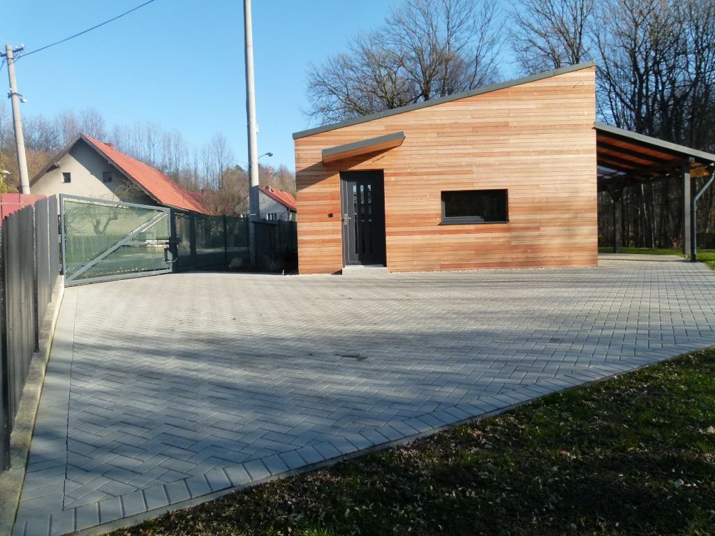 Dům kompletně opláštěný sibiřským modřínem, který časem získá přirozenou patinu.